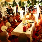 Die Ehrw. Mönche in dem traditionellen Pavillion