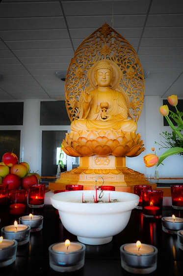 Buddha-Altar im Kerzenlicht