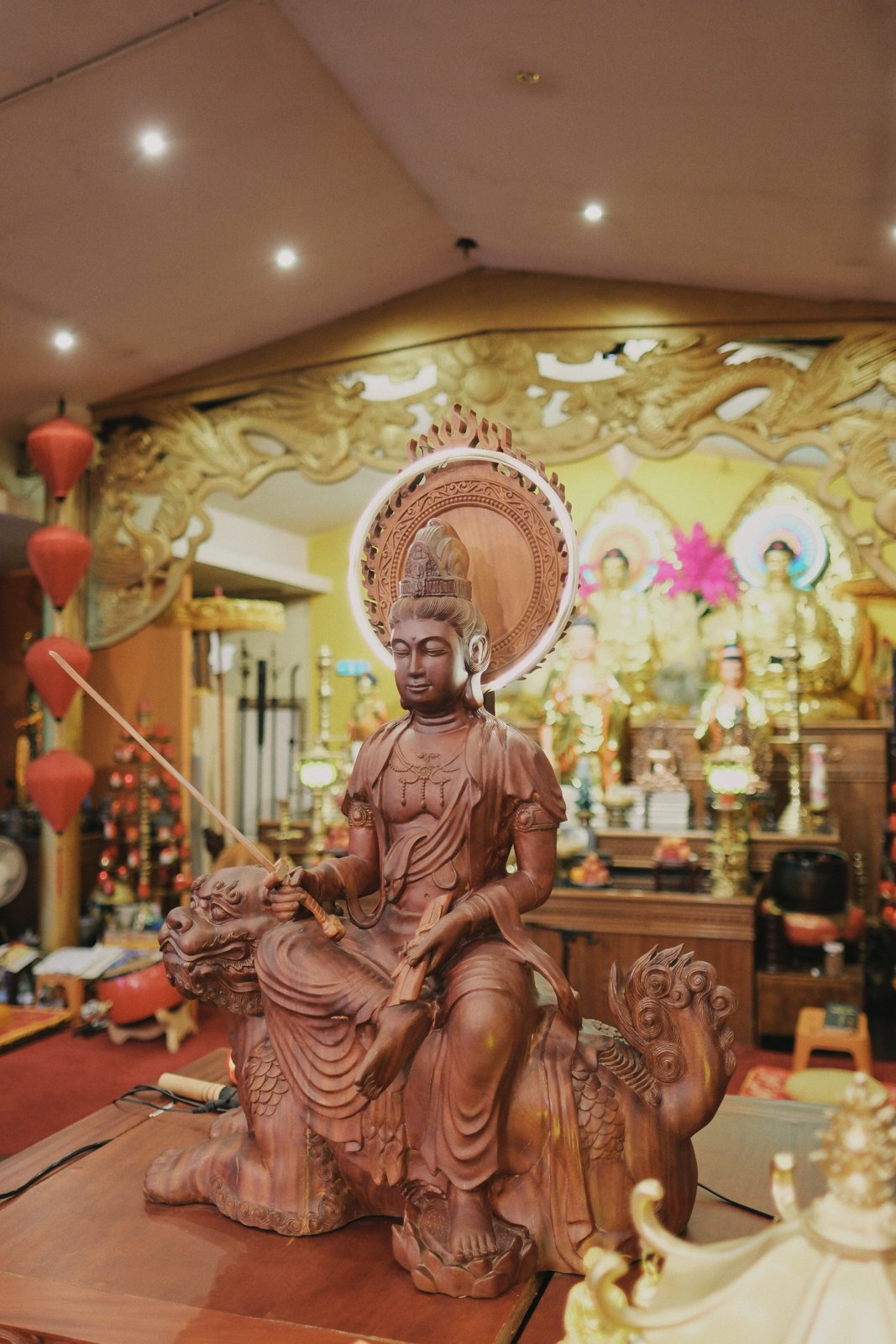 Holzgeschnitzte Buddha-Statue in der Halle