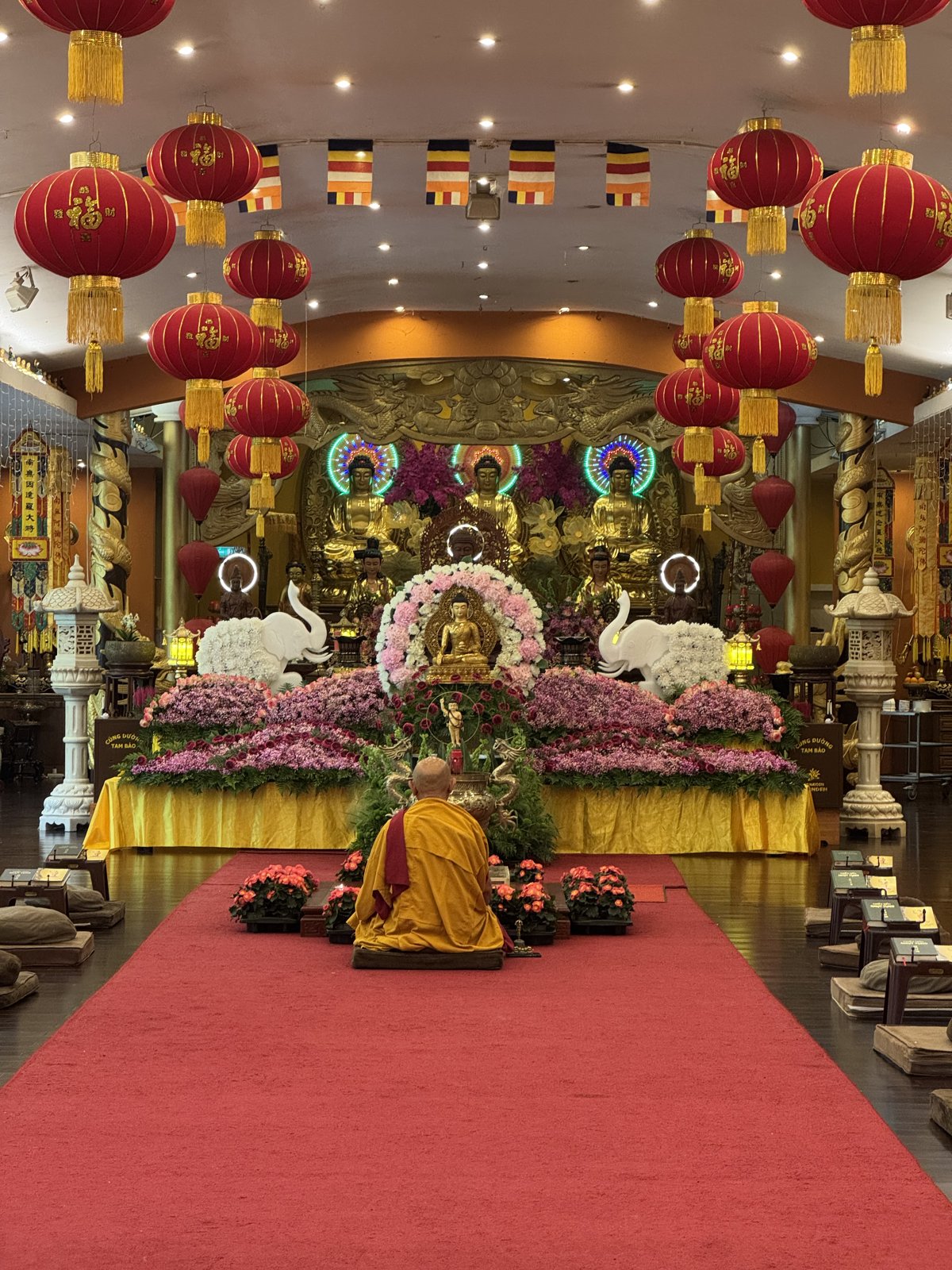 Die festlich geschmückte Buddhahalle der Pagode Phật Huệ
