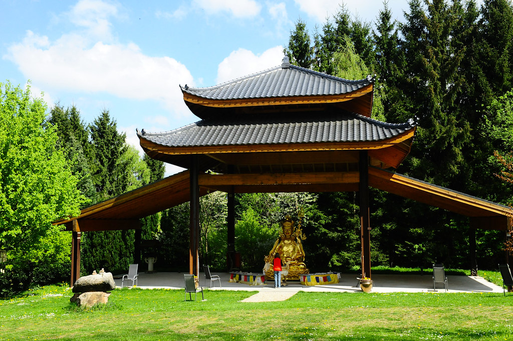 Offener Pavillon mit goldener Buddha-Statue im Kloster Buddhas Weg